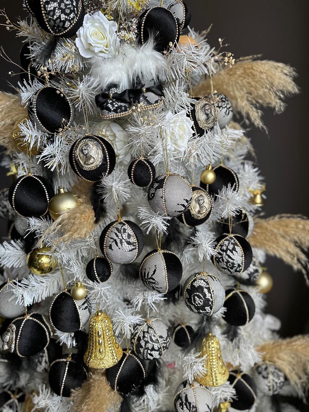 Siyah Kadın Figürlü Yılbaşı Çam Ağacı Topu - Hediye Kutulu