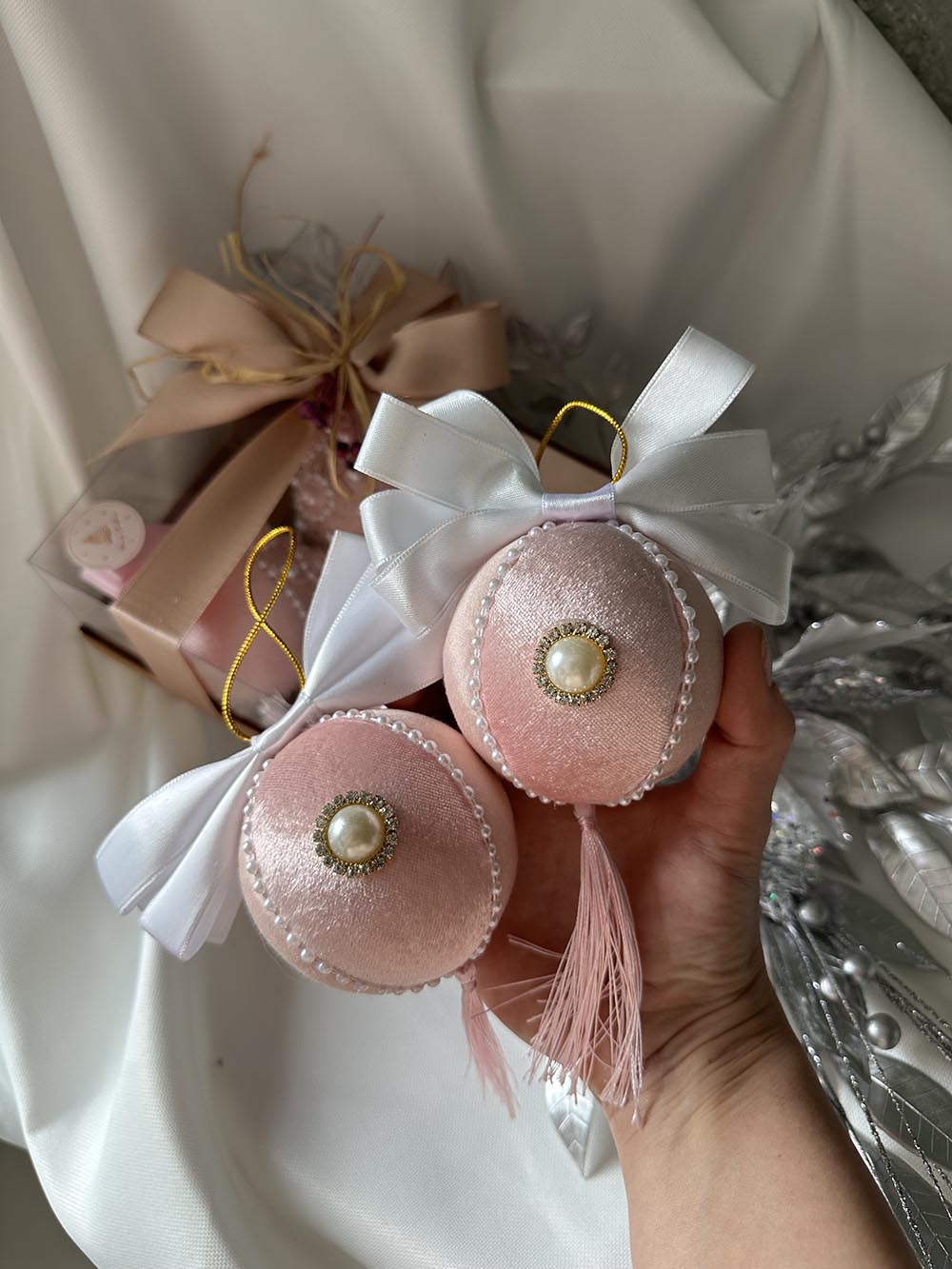 Pembe Taşlı Yılbaşı Çam Ağacı Topu